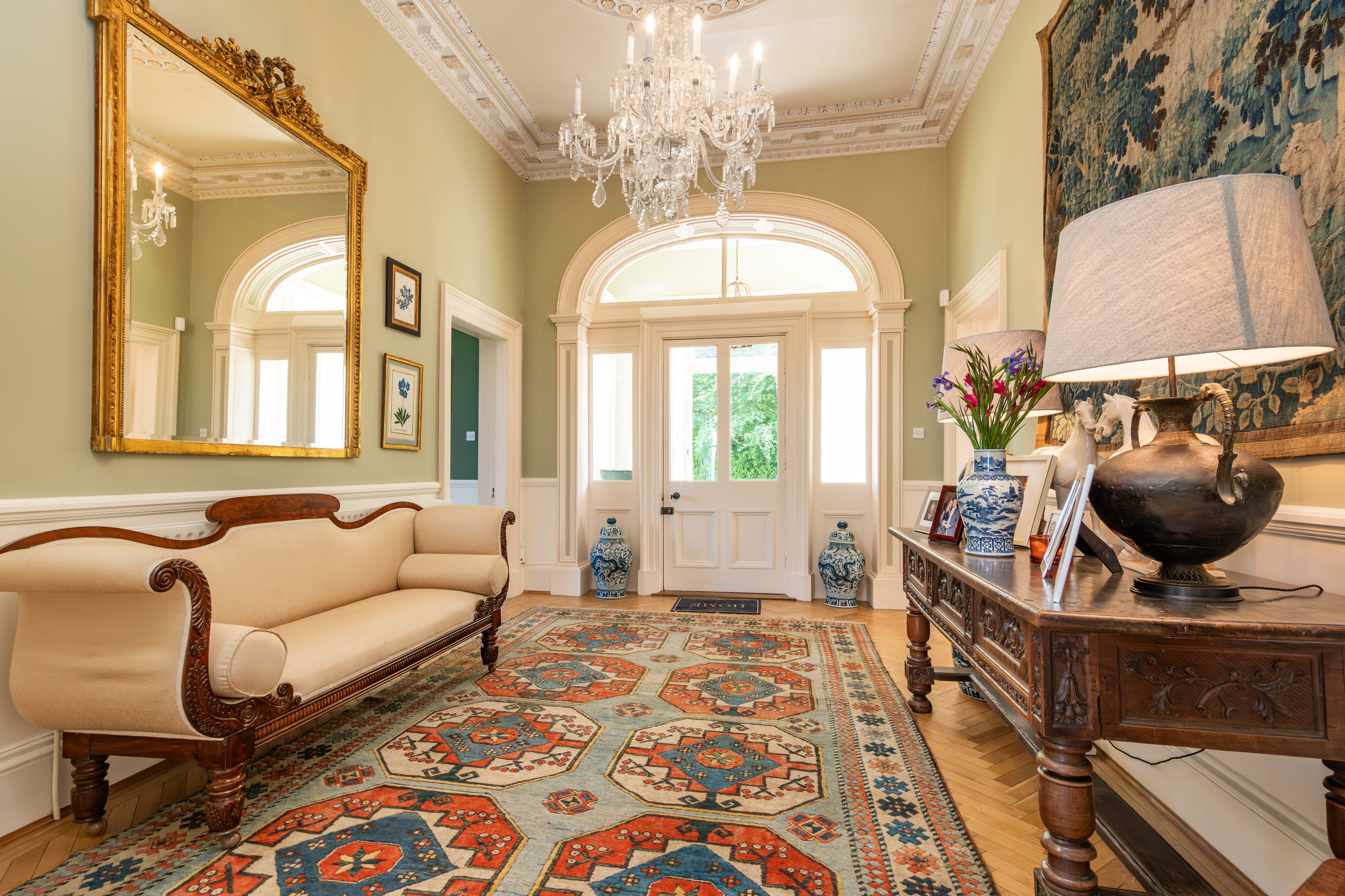 The entrance hall with chandelier