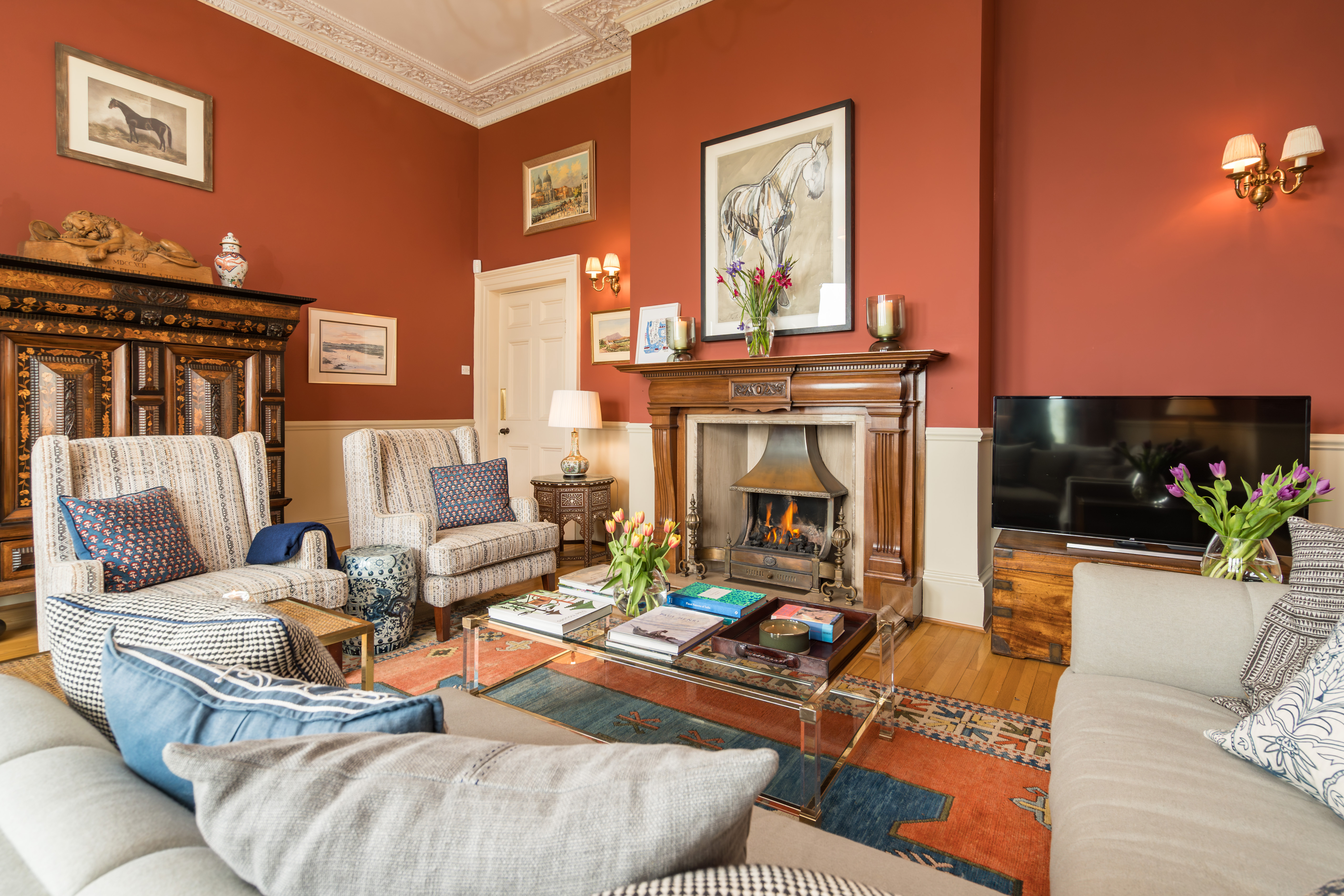 The sitting room with fireplace